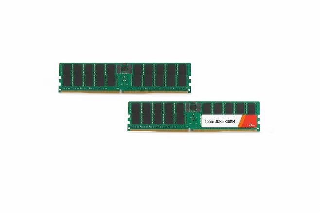 세계 최초로 인텔 데이터센터와의 호환성 검증 절차에 돌입한 SK하이닉스 1b DDR5 서버용 64기가바이트 D램 모듈 [SK하이닉스 제공]