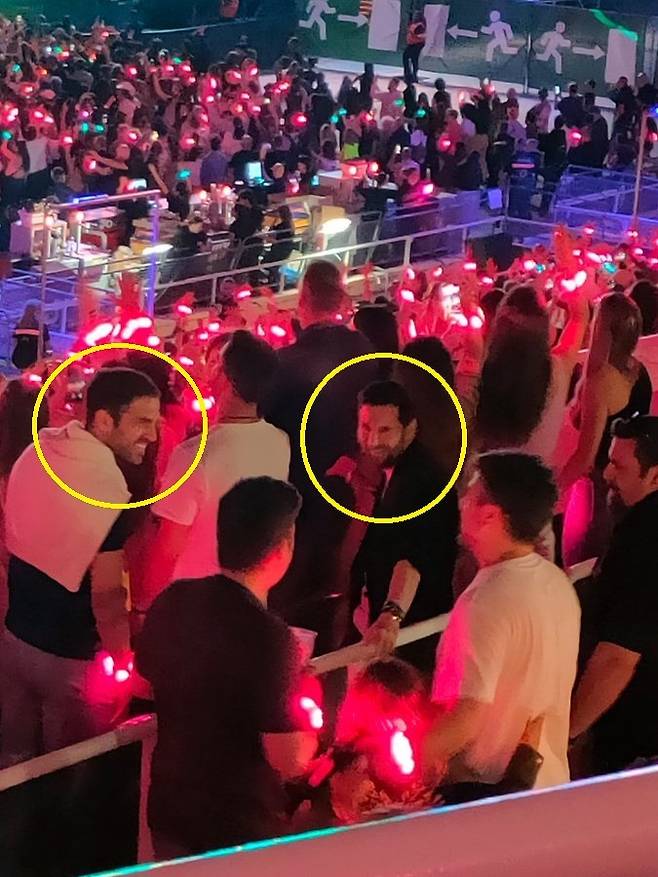 공연장에서 팬들과 대화를 나누는 세스크 파브레가스(노란색 원·왼쪽)와 리오넬 메시(노란색 원). 트위터 캡처