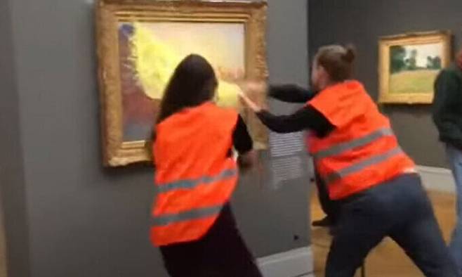 독일 환경단체 ‘마지막 세대’ 소속 활동가 2명이 지난해 10월 23일(현지시간) 독일 포츠담 바르베리니 미술관에 전시된 클로드 모네의 작품 ‘건초더미’에 으깬 감자를 뿌리고 있다. 유튜브 캡처