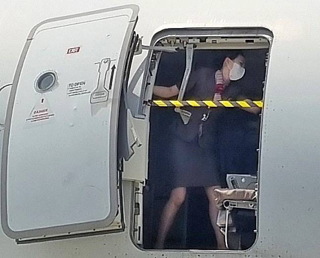 지난 26일 제주에서 출발해 대구로 향하던 아시아나항공기에 탑승한 30대 남성 A씨가 대구공항 상공에서 비상문을 강제로 개방해 승객들을 공포에 떨게 한 가운데 승무원이 비상문을 온몸으로 막고 있는 모습. 대구=뉴스1(독자 제공)