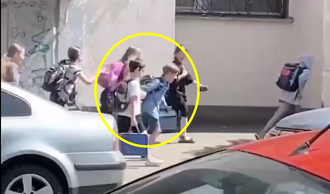 우크라이나 현지시간을 29일 러시아군의 공습이 시작된 직후 공포에 질린 키이우 아이들이 비명을 지르며 인근 대피소를 향해 질주하는 모습. 파란 옷을 입은 남자아이는 대피소로 달려가는 와중에도 친구의 손을 잡아 끌었다