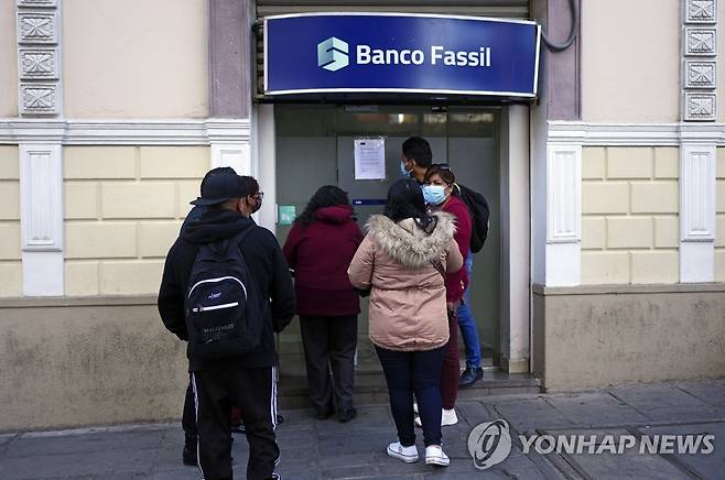 문 닫힌 볼리비아 파실 은행 앞에서 대기하는 이용객 [AP 연합뉴스 자료사진. 재판매 및 DB 금지]