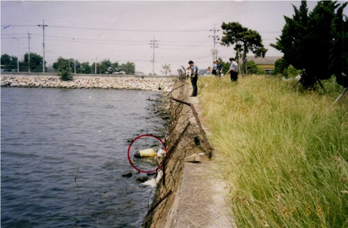 2002년 5월31일 부산 강서구 명지동 해변에서 발견된 마대자루(빨간 원).(사진=연합뉴스)