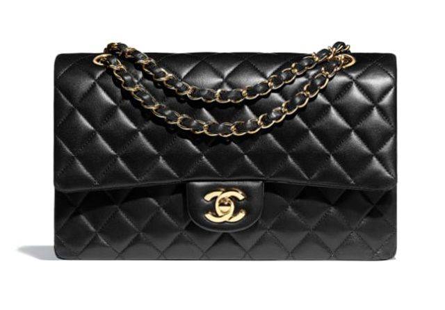 프랑스 패션업체 샤넬은 지난 23일 올해 들어 두번째로 가격을 올렸다. ‘클래식 플랩백’ 미디움 사이즈 가격은 지난 1월 1316만원에서 이달엔 1450만원으로 4개월 사이에 134만원이나 뛰어올랐다. ‘클래식 플랩백 라지’는 1500만원을 넘어선 1570만원이 됐다. /조선일보 DB