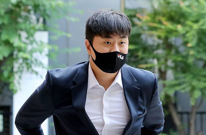 학창시절 후배에게 폭력을 행사한 혐의를 받는 두산베어스 투수 이영하가 31일 오전 서울 마포구 서부지방법원에서 열린 선고 공판에 출석하고 있다. 재판부는 이날 이씨에게 무죄를 선고했다. /뉴스1