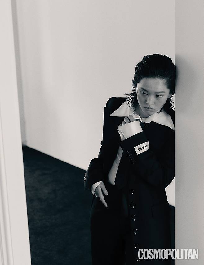 재킷 4백45만원, 셔츠 2백26만원, 팬츠 1백49만원, 타이 33만원 모두 돌체앤가바나.