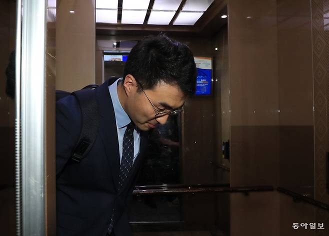 31일 서울 여의도 국회 의원회관에서 더불어민주당을 탈당한 김남국 의원이 엘리베이터를 타고 있다. 김재명 기자 base@donga.com