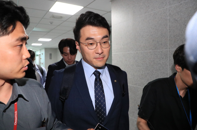 ▲ 무소속 김남국 의원이 31일 오후 국회 의원 사무실을 나오고 있다. [공동취재]