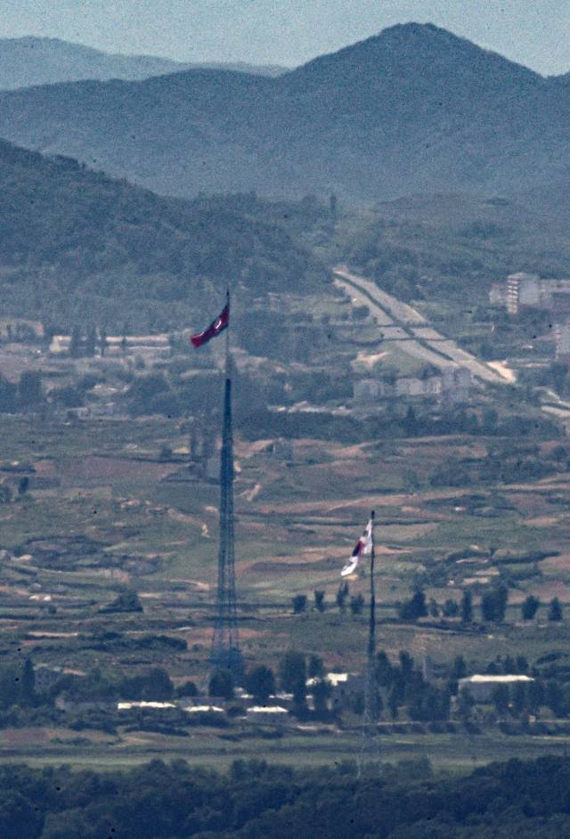 북한 당국이 오는 31일 0시부터 내달 11일 0시 사이에 인공위성을 발사하겠다는 통보를 일본 정부에 전달한 가운데 29일 오후 경기도 파주시 접경지역에서 바라본 서부전선 비무장지대(DMZ)에서 남측 대성동 마을 태극기와 북측 기정동 마을 인공기가 펄럭이고 있다. /사진=연합뉴스