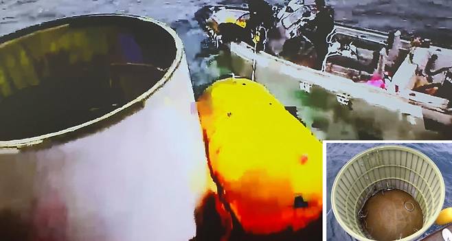 북 우주발사체 ‘천리마-1형’ 잔해 인양 합동참모본부가 31일 어청도 서방 200여㎞ 해상에서 북한이 발사한 우주발사체의 일부로 추정되는 물체를 인양하고 있다. 오른쪽 아래 사진은 ‘북 주장 우주발사체’ 일부로 추정되는 물체. 합참 제공