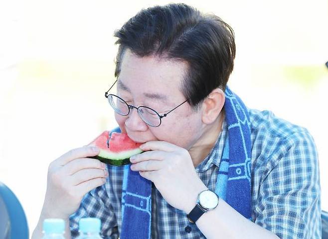 이재명 더불어민주당 대표가 지난 16일 경기 안성시 죽산면 농가에서 열린 간담회에서 수박을 먹고 있다. 연합뉴스