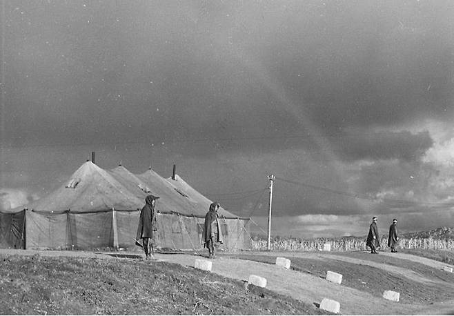 ▲ 1951년 11월1일 유엔군과 중국, 북한군이 정전협정 협의를 시작한 판문점 회의 막사 모습. 이승만 대통령은 정전협정 협의 시작 단계에서부터 맹렬히 반대하면서 무력에 의한 북진통일을 주장했다. 사진=위키미디어