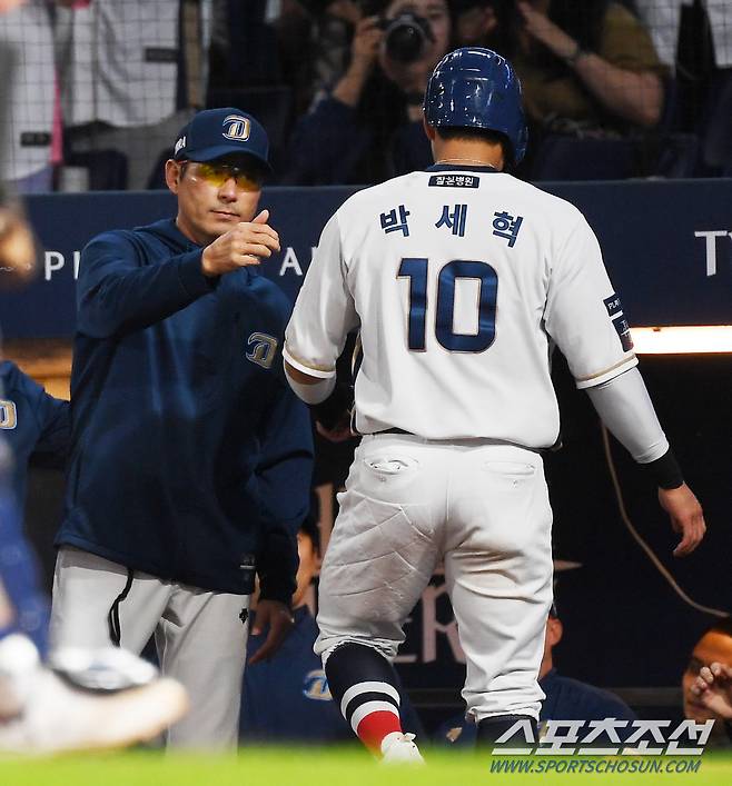 2023 KBO리그 NC 다이노스와 두산 베어스의 경기가 31일 창원NC파크에서 열렸다. 4회말 2사 2루 NC 서호철의 적시타 때 득점을 올린 박세혁을 강인권 감독이 반기고 있다. 창원=박재만 기자pjm@sportschosun.com/2023.05.31/
