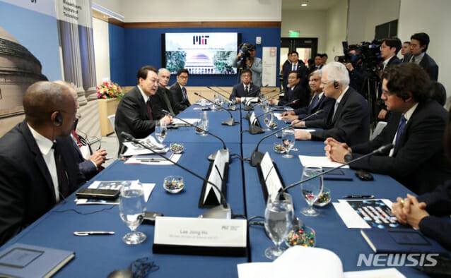 미국을 국빈 방문 중인 윤석열 대통령이 28일(현지시간) 보스턴 인근 매사추세츠 공과대학교에서 열린 MIT 디지털바이오 석학과의 대화에서 발언하고 있다. (사진=뉴시스)