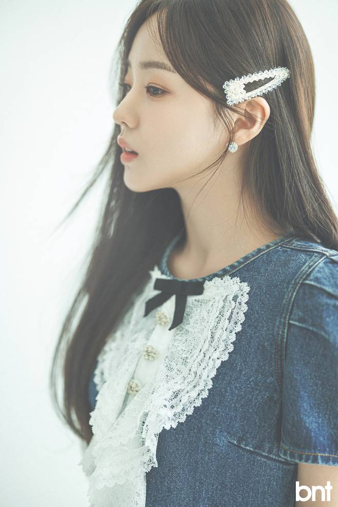 원피스는 셀프포트레이트, 헤어핀은 로아주 제품.