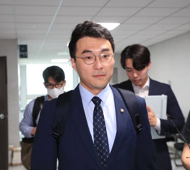 김남국 무소속 의원이 31일 오후 의원회관 사무실을 나서고 있다. (공동취재사진) ⓒ데일리안 박항구 기자