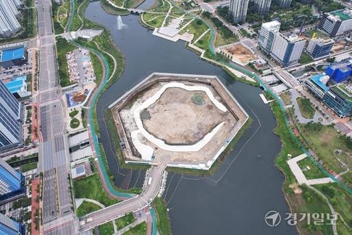 인천시 청라국제도시의 청라호수공원 내 청라시티타워 건립 부지 모습. 경기일보DB