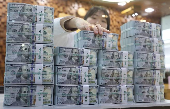 국세청은 1일 해외금융계좌 잔액 합계액이 5억원을 넘었다면 6월 중으로 계좌정보를 신고해야 한다고 밝혔다. ⓒ연합뉴스