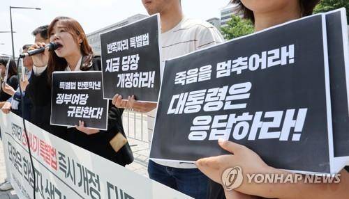 대통령 면담 재차 촉구하는 전세사기 피해자들
(서울=연합뉴스) 김인철 기자 = 26일 서울 용산구 전쟁기념관 앞에서 열린 정부차원의 전세사기ㆍ깡통전세 추가대책 마련 및 대통령 면담 재차 촉구 기자회견에서 안상미 전세사기깡통전세피해자전국대책위원장이 발언하고 있다. 2023.5.26
yatoya@yna.co.kr
(끝)