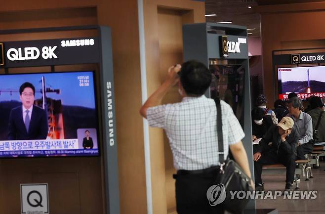 출근을 해야하나, 대피를 해야하나 (서울=연합뉴스) 신준희 기자 = 북한이 31일 오전 6시29분께 평안북도 동창리 일대에서 남쪽 방향으로 북한이 주장하는 우주발사체를 발사했다고 합동참모본부가 밝혔다.
이날 오전 서울역 대합실 TV에 관련 뉴스속보가 나오고 있다. 오전 6시 32분 서울시에 경계경보 발령과 함께 대피 안내 문자가 발송됐으나, 행안부가 곧이어 오발령이라고 정정했다. 2023.5.31 hama@yna.co.kr