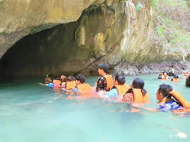 에메랄드빛 해변이 펼쳐진 바다동굴 내부에서 다시 바다로 나가기 위해 관광객들이 한 줄로 늘어서 있다. 안영배 기자