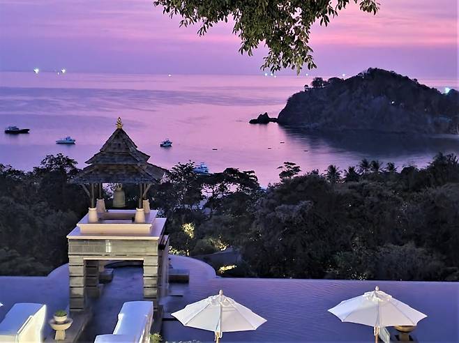 태국 끄라비주 란따섬의 주요 휴양지인 삐말라이 빌라촌. 태국어로 삐말라이는 ‘낙원’을 뜻한다. 서쪽 안다만 바다를 바라보는 방향으로 자리한 이곳은 전세계적으로 일몰이 아름답기로 유명한 곳이다. 안영배 기자