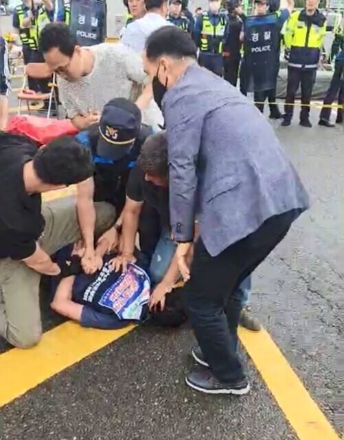 김만재 금속노련 위원장이 지난달 30일 경찰에 진압당하고 있다. 한국노총 제공