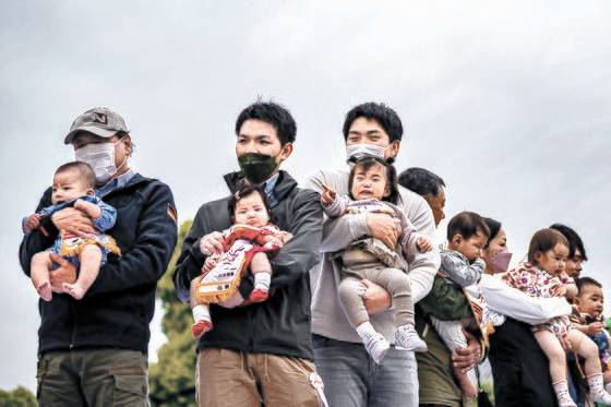 일본에서도 저출생이 점점 심각해지고 있다. 사진은 지난 4월 22일 일본 도쿄 센소지에서 열린'아기 울음 스모' 경기를 앞두고 부모에게 안긴 어린이들이 경기장에 서 있는 모습. AFP=연합뉴스