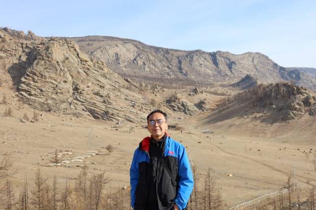 ▲ 지난 4월 몽골을 방문한 최계선 시인은 “우리가 아무 때나 쓰고 흘려버리던 자연에 대하여 갈수록 생각이 많아진다”고 했다.