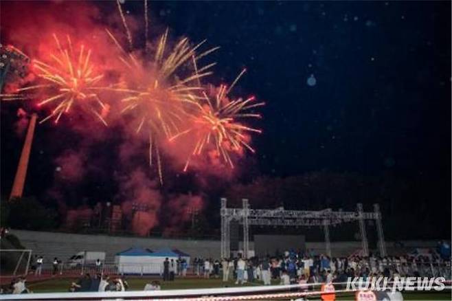 지난달 31일 춘천 대학연합축제 마주봄:來 폐막식에서 불꽃놀이가 펼쳐졌다. (강원대 제공)
