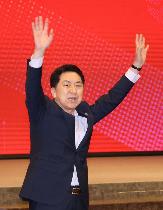 김기현 국민의힘 대표가 2일 서울 여의도 중소기업중앙회에서 열린 전국 당협위원장 워크숍에서 참석자들을 향해 인사하고 있다. 연합뉴스