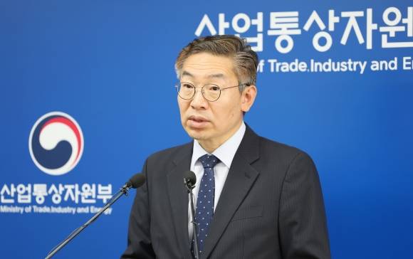 산업부, 수출액 전년 같은 달 대비 15.2% 감소 - 김완기 산업통상자원부 무역투자실장이 1일 오전 세종시 정부세종청사에서 2023년 5월 수출입 동향을 발표하고 있다. 연합뉴스