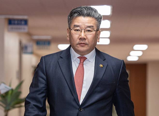 유병호 감사원 사무총장이 2월28일 오전 서울 종로구 정부서울청사에서 열린 국무회의에 입장하고 있다. ⓒ연합뉴스