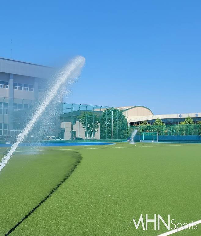 제43회 서울특별시협회장기 하키대회가 열리는 한국체대 하키장에 물을 뿌리고 있다ⓒMHN스포츠 권수연 기자