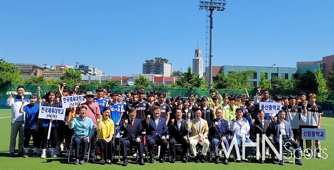 제43회 서울특별시협회장기 하키대회에 참석한 중,고교 선수단과 관계자들이 기념촬영을 하고있다ⓒMHN스포츠 권수연 기자
