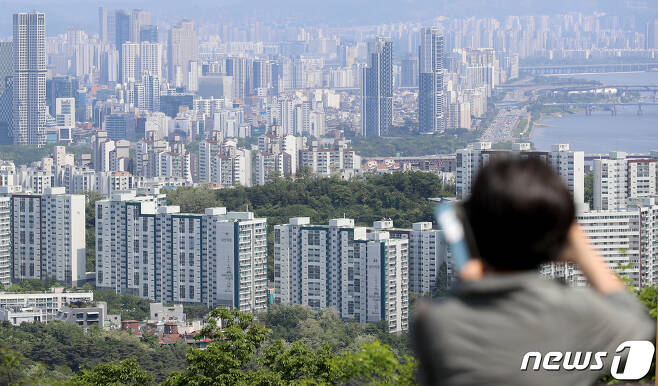 서울 중구 남산 전망대를 찾은 관광객들이 도심 속 아파트 단지를 바라보고 있다. 2023.5.14/뉴스1 ⓒ News1 장수영 기자