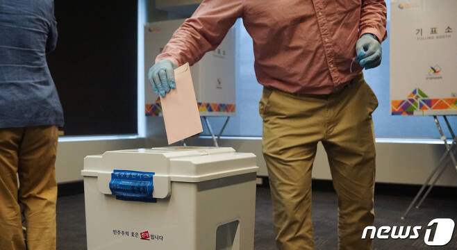 제21대 국회의원 재외국민투표가 시작된 1일 호주 시드니 총영사관에서 투표를 마친 유권자가 투표함에 투표용지를 넣고 있다. (곽세미씨 제공) 2020.04.01/뉴스1 ⓒ News1 이준성 프리랜서 기자