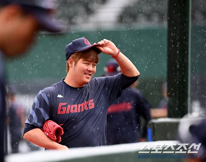 2023 KBO리그 NC 다이노스와 롯데 자이언츠의 경기가 23일 부산 사직구장에서 열렸다. 경기 전 롯데 한현희가 미팅을 마친 후 덕아웃으로 향하고 있다. 부산=허상욱 기자wook@sportschosun.com/2023.05.23/