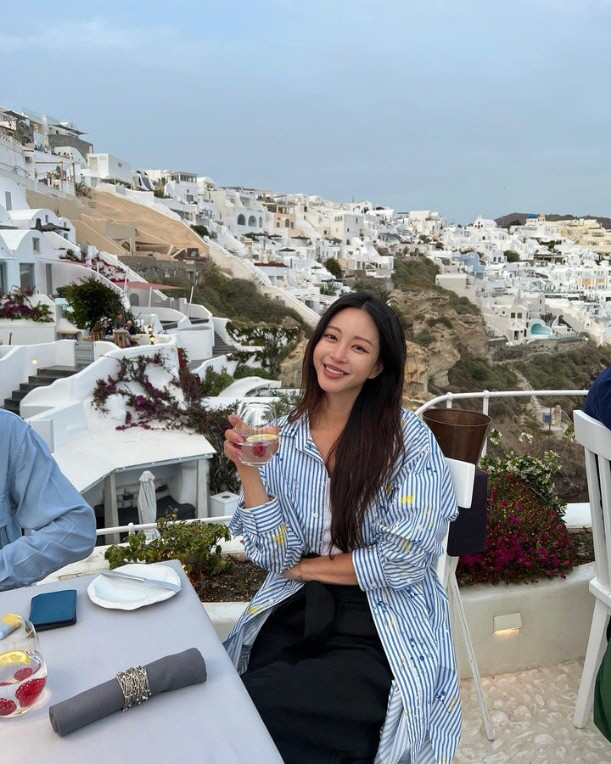 Actor Han Ye-seul has been up to date in nine months.On Thursday, Han Ye-seul posted a photo, saying, Its been too long.In the photo, Han Ye-seul is traveling in Santorini, Greece. At this time, netizens speculated that Han Ye-seul and one side of the arm showing a man on a table were revealed and traveled with his boyfriend.Meanwhile, Han Ye-seul revealed his friendship with his 10-year-old boyfriend through his instagram in 2021.