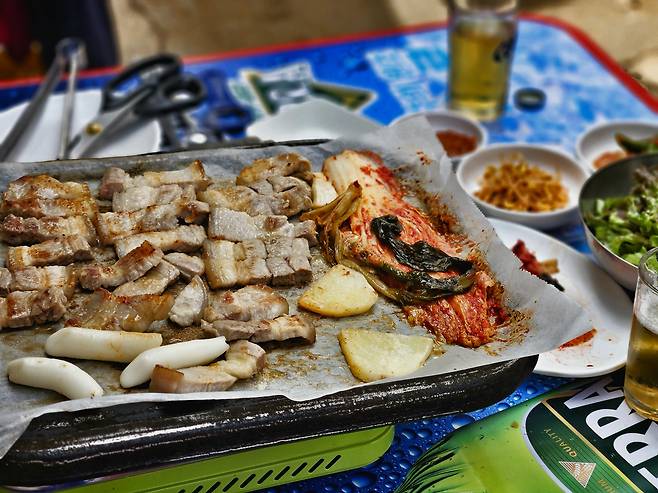 을지로 공구 거리에서 맛보는 야장 삼겹살. /김은경 기자