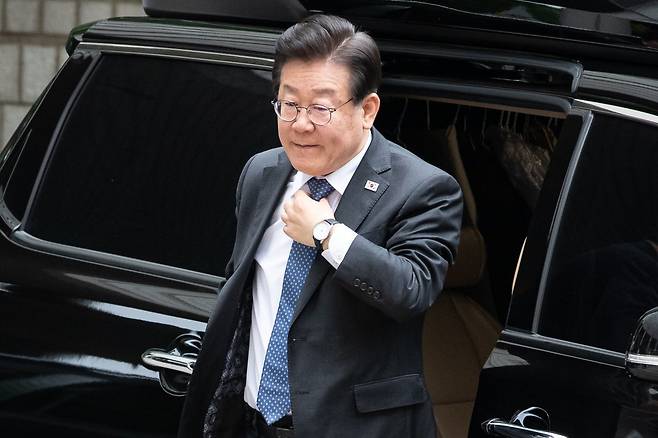 이재명 더불어민주당 대표가 2일 서울 서초구 서울중앙지방법원에서 열린 공직선거법위반 공판에 출석하고 있다. 뉴스1