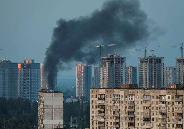 지난달 18일 러시아의 미사일 공격을 받은 우크라이나 수도 키이우에서 검은 연기가 피어오르고 있다. 키이우=로이터 연합뉴스