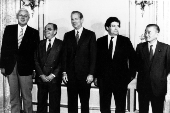 1985년 9월 22일 미국 뉴욕의 플라자호텔에서 열린 G5 재무장관 회의. 왼쪽부터 서독의 게르하 르트 슈톨텐베르크, 프랑스의 피에르 베레고부아, 미국의 제임스 A 베이커, 영국의 나이젤로슨, 일본의 다케시타 노보루 재무장관. [AP=연합뉴스]