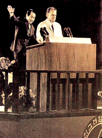 김장환(왼쪽) 목사가 1973년 6월 3일 서울 여의도광장에서 열린 빌리 그레이엄 목사 전도 집회에서 설교를 통역하고 있다. 국민DB
