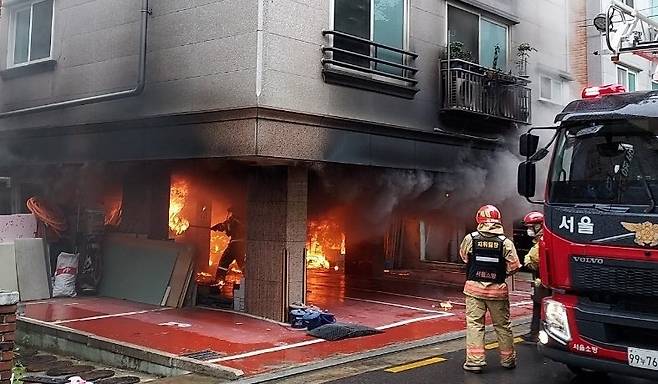 필로티 구조 건물에 화재가 난 모습 (연합뉴스, 송파소방서)