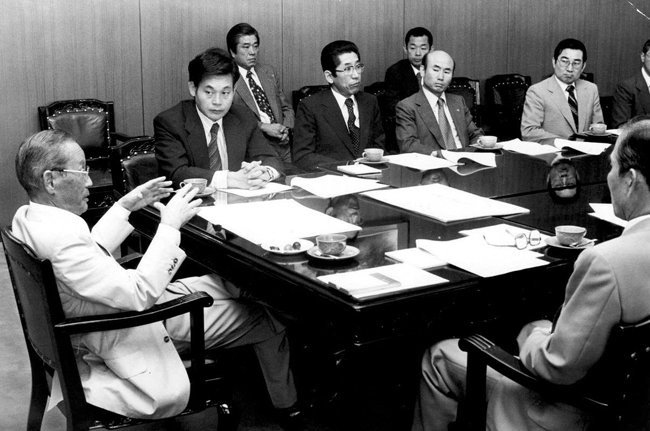 고 이병철 삼성그룹 창업주(왼쪽)가 1983년 “반도체 산업에 본격 진출한다”는 이른바 ‘도쿄 구상’을 마치고 한국에 돌아와 이건희 당시 부회장(왼쪽에서 두 번째) 등 임원들과 구체적인 사업 계획을 논의하는 모습. [삼성전자]