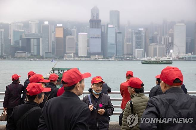 (EPA=연합뉴스) 지난 3월 30일 홍콩을 찾은 중국 단체여행객들. 2023.6.3.