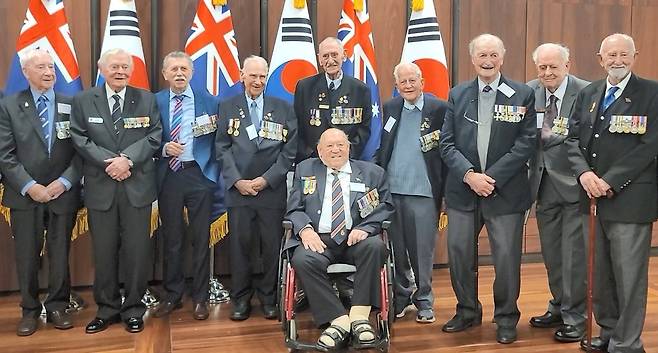 호주 참전용사 인물사진전 (시드니=연합뉴스) 박의래 특파원 = 2일(현지시간) 호주 시드니 안작 메모리얼에서 열린 참전용사 인물사진전에서 참석한 10명의 참전용사들이 기념촬영을 하고 있다. 2023.6.3. laecorp@yna.co.kr