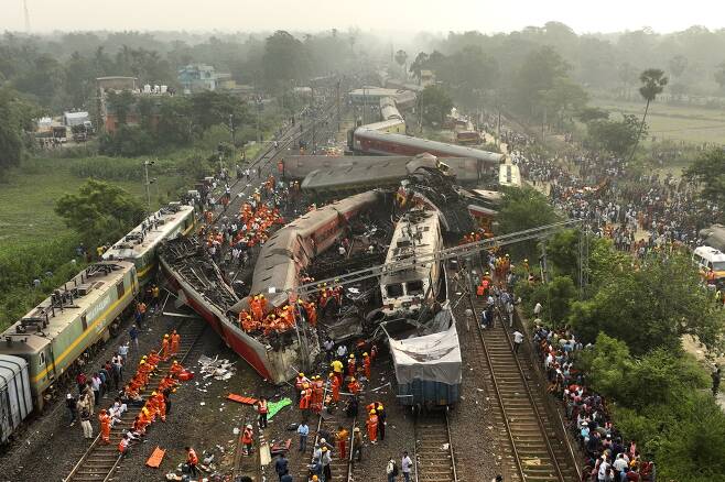 3일(현지 시각) 인도 동부 오디샤주(州) 발라소레에서 충돌한 열차 세 대가 탈선해 뒤엉켜 있는 가운데, 구조대원들이 잔해 속에서 시신 수습과 승객 구조 작업을 벌이고 있다. 이날 최소 275명이 목숨을 잃은 것으로 집계된 가운데 생명이 위태로운 부상자가 많아 사망자 수가 300명을 넘어설 전망이다. 이번 사고는 인도에서 2000년 이후에 발생한 열차 사고 중 인명 피해가 가장 큰 ‘21세기 최악의 참사’로 불리고 있다. /AP 연합뉴스