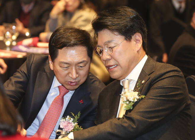 장제원 국민의힘 의원과 김기현 의원이 지난 1월 산롯데호텔에서 열린 부산혁신포럼 2기 출범식에 참석해 대화하고 있다. [연합]